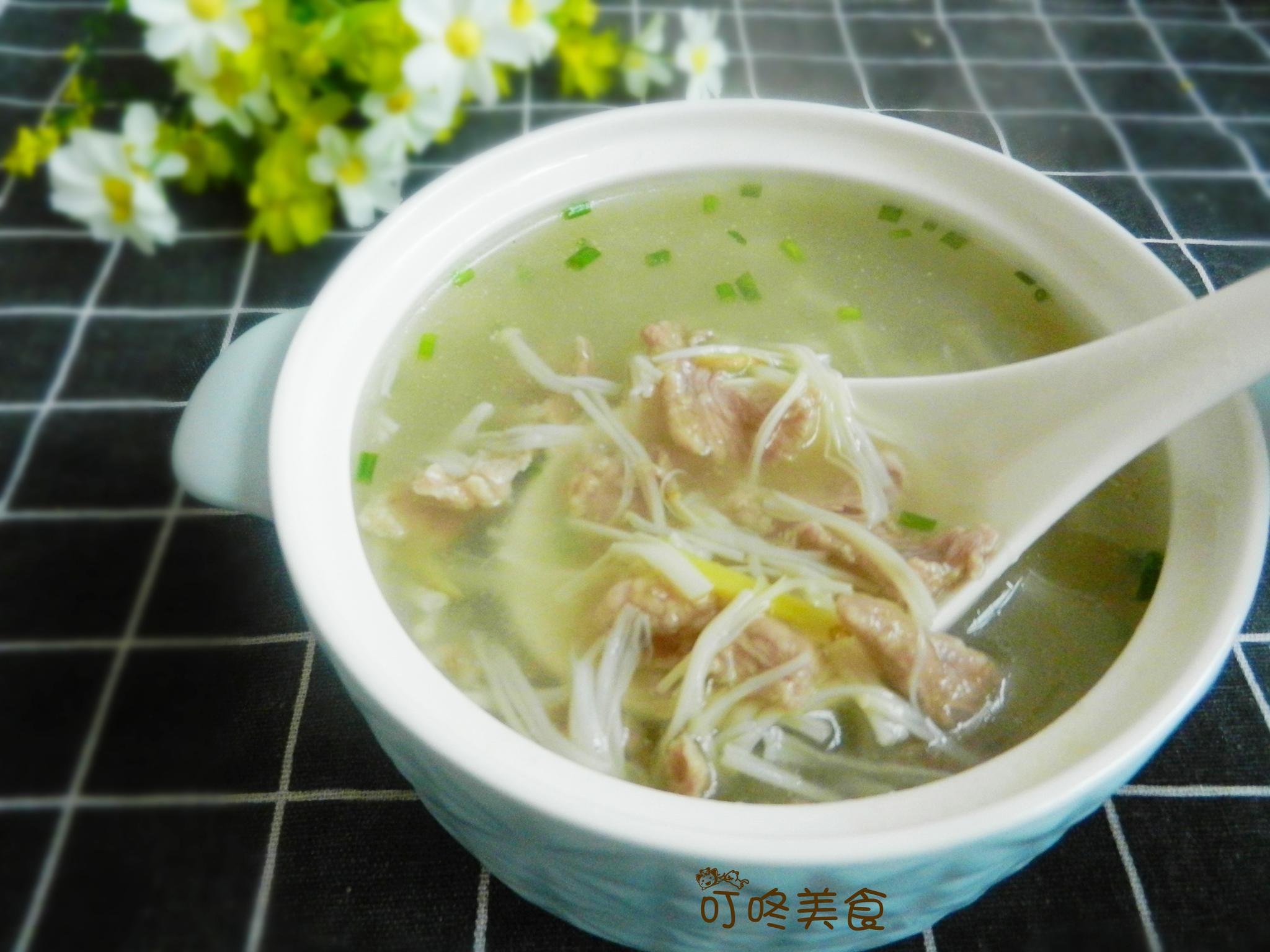 5,撒上葱花,美味的金针菇瘦肉汤做好啦.