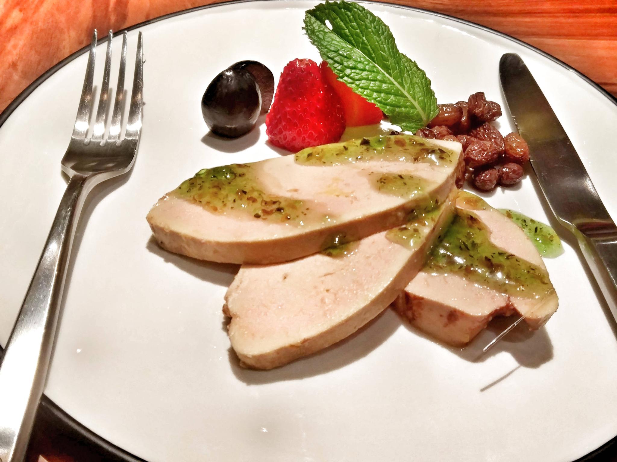 红酒鹅肝佐干提薄荷酱不仅摆盘精致,而且味道独特,瞬间让味蕾打开.