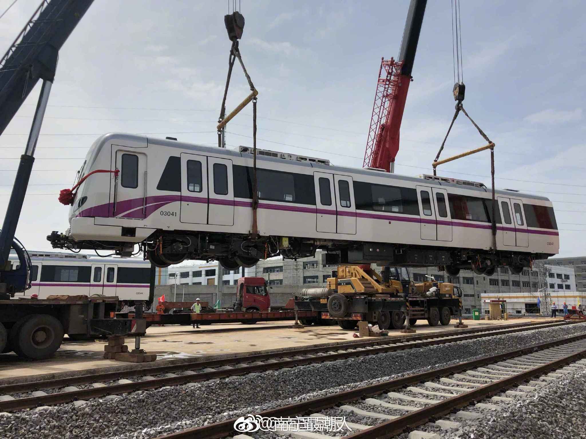 南宁地铁3号线列车亮相骚气紫色喜欢吗