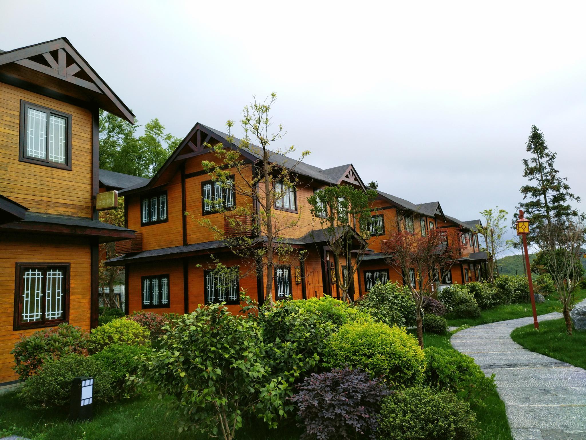 杜鹃景区的酒店房型配套完善,达到了五星标准,有大,中,小型独栋别墅