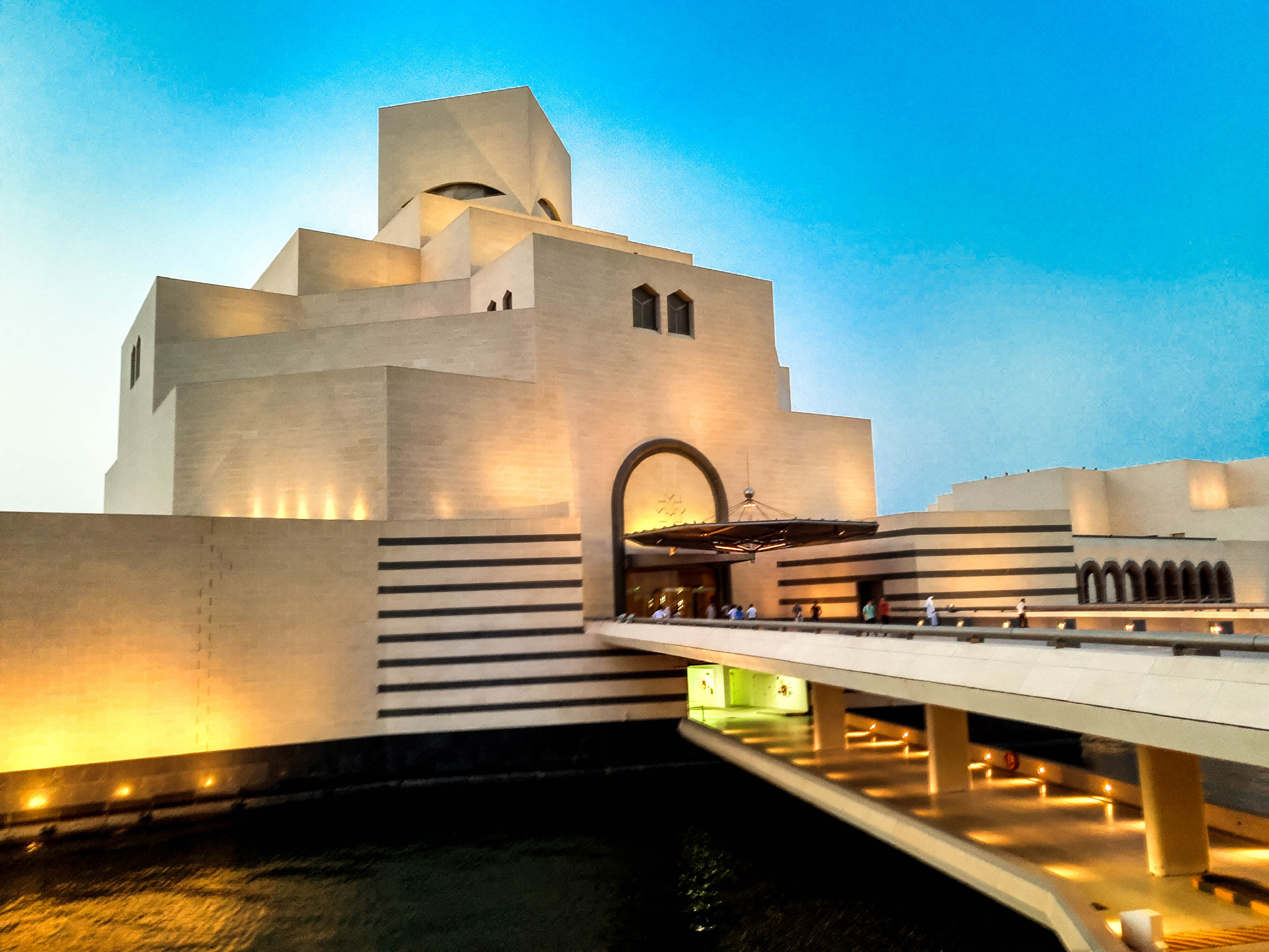 卡塔尔伊斯兰艺术博物馆:华裔建筑大师贝聿铭设计,建在人工岛上