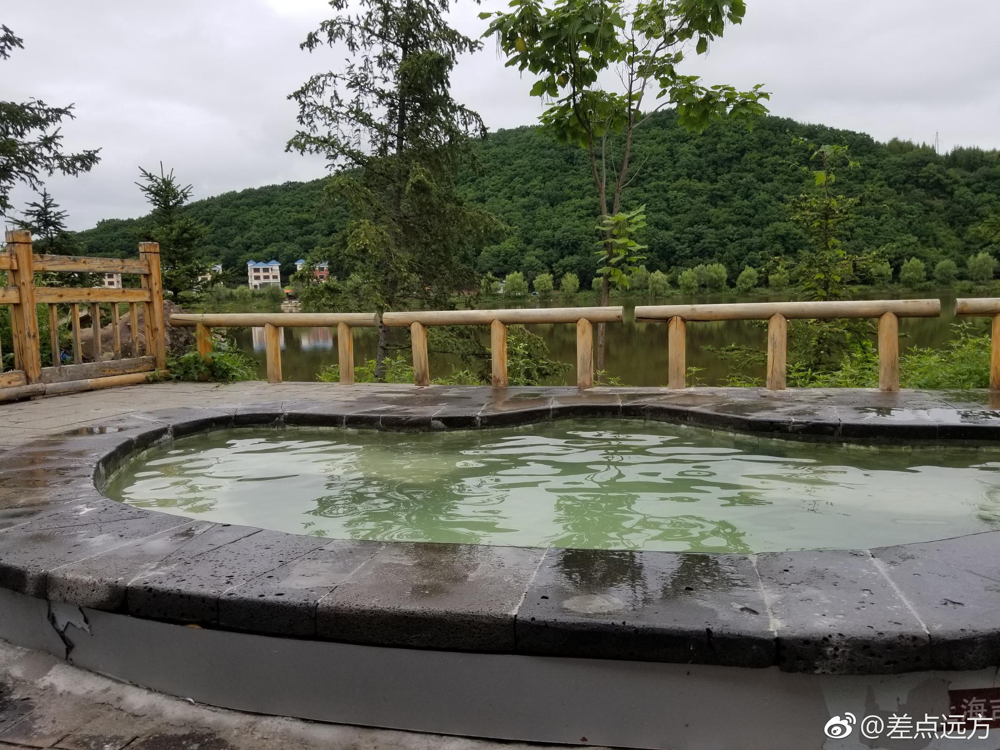 长白山雁鸣湖旅游度假区温泉水中富含30多种的微量元素和矿物质