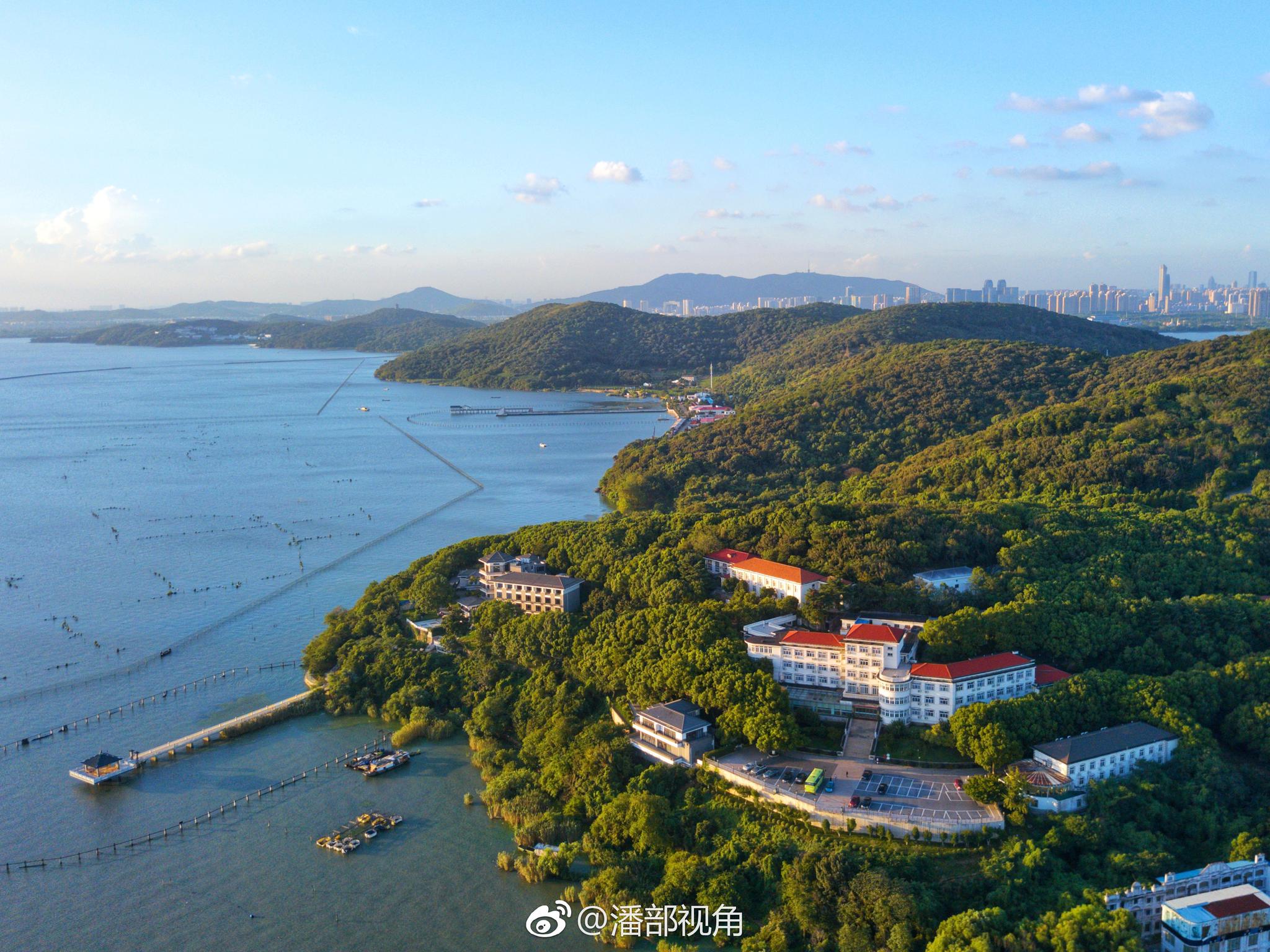 沿着山水西路感受蓝天下无锡的太湖湖湾风光