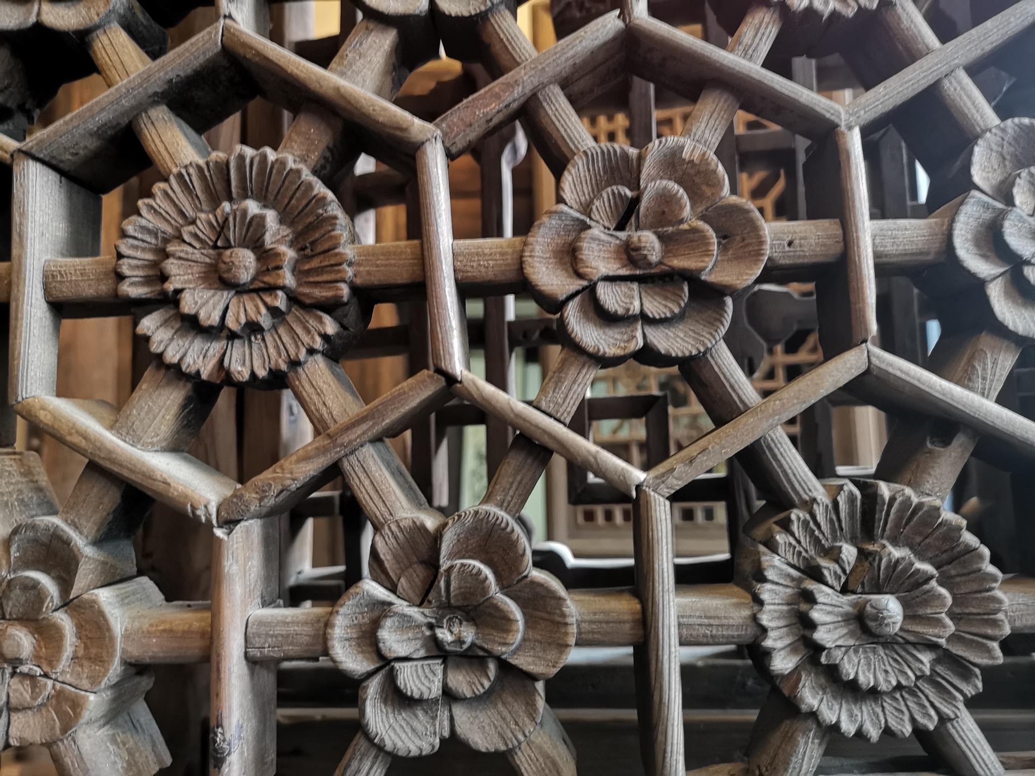 四川阆中古城明代民居的木雕窗户