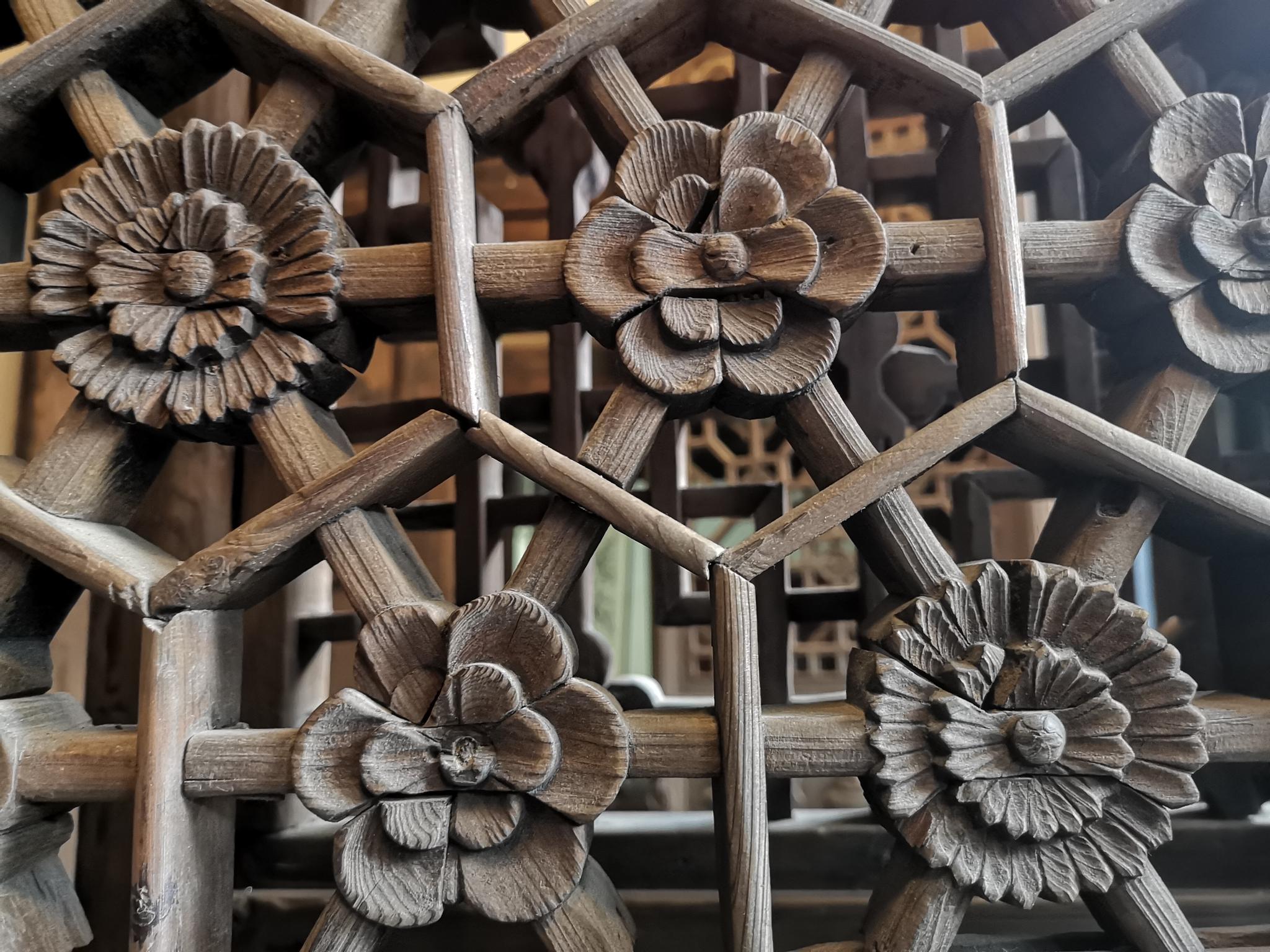 四川阆中古城明代民居的木雕窗户