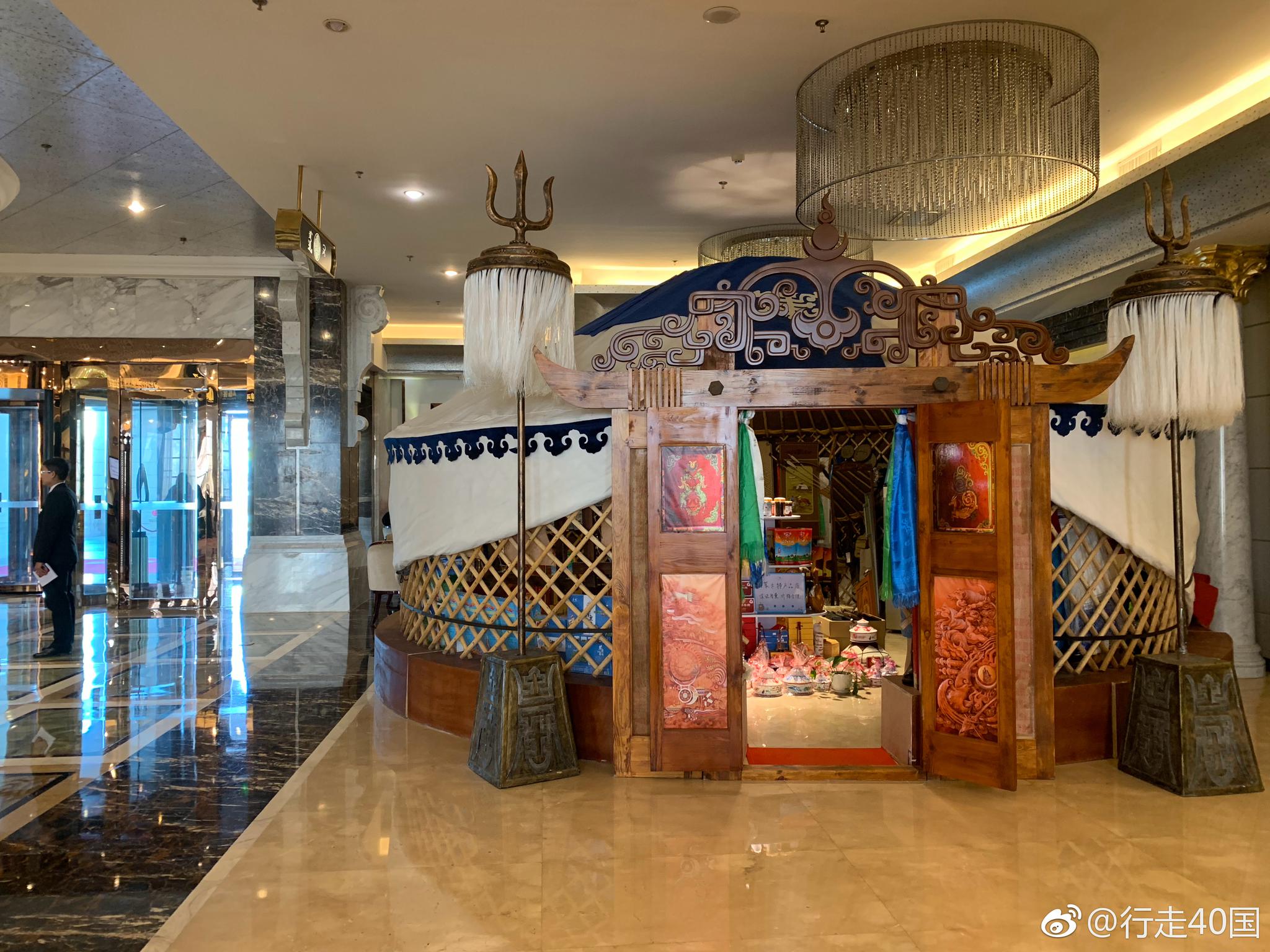 蒙古族的民居-蒙古包,中间的天顶像太阳