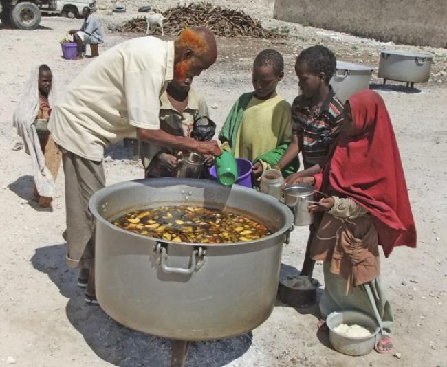 这个地方孩子吃不饱, 面糊是最常吃的, 肉类和水果几乎看不到