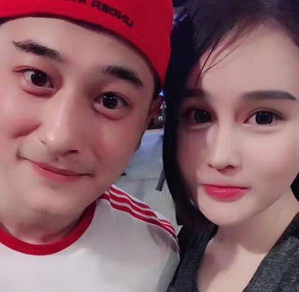 不过球球去年12月在直播中回应,说九局比她大10岁,就是哥哥.