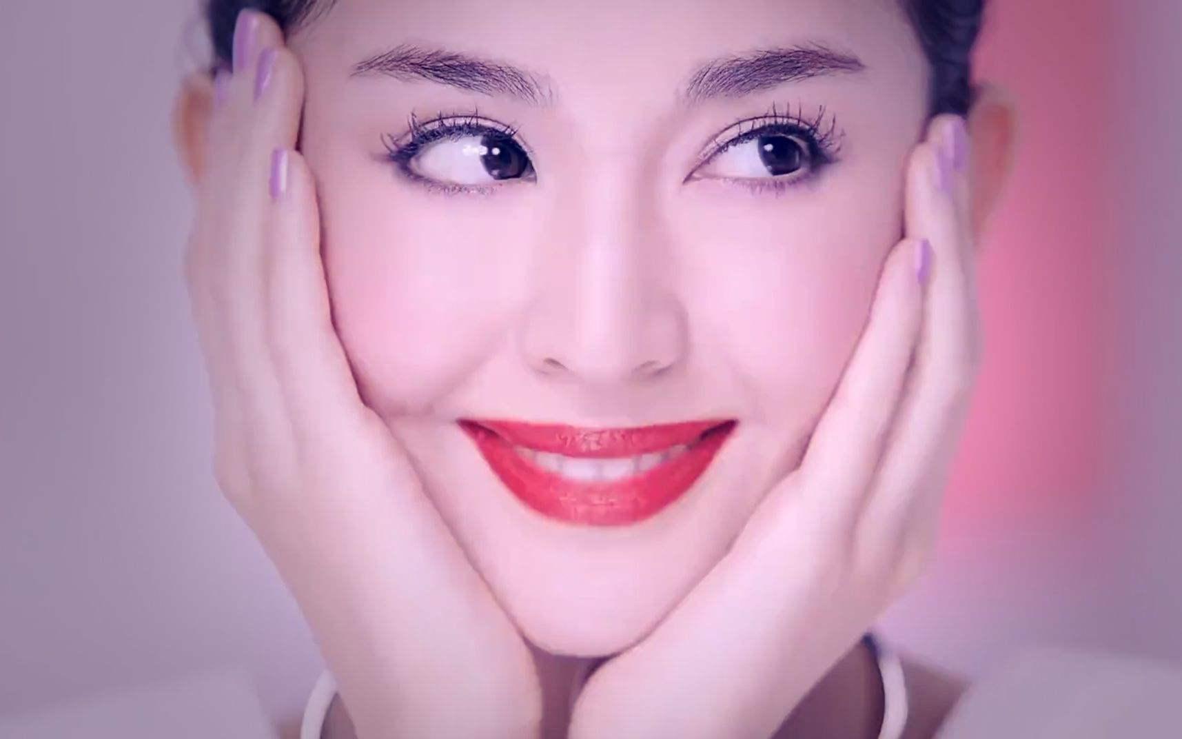 盘点娱乐圈十大当红女星的捧脸照看看谁最呆萌