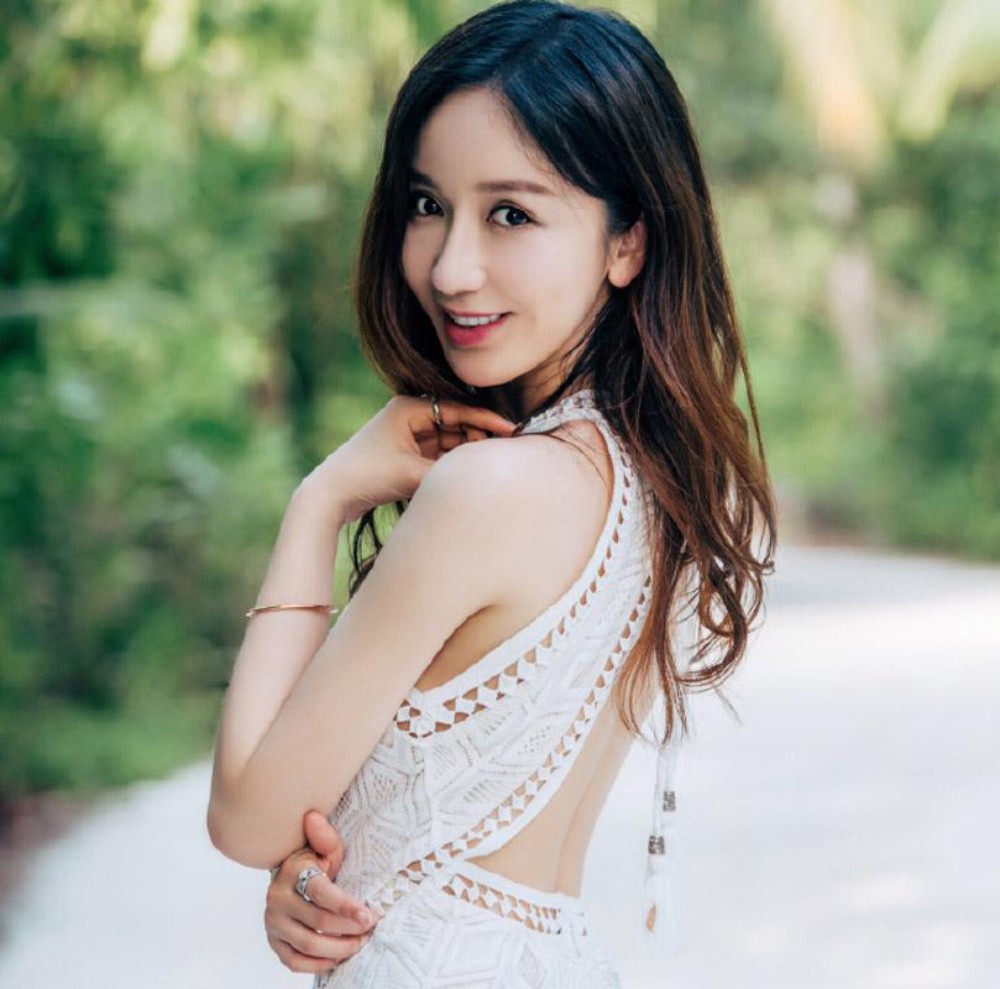 娄艺潇甜笑迷人最喜欢第四张的美