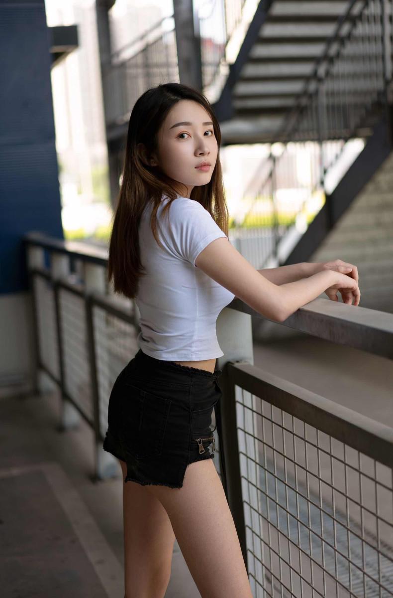 绑带机车热裤呼之欲出的魅力这个美女有点酷