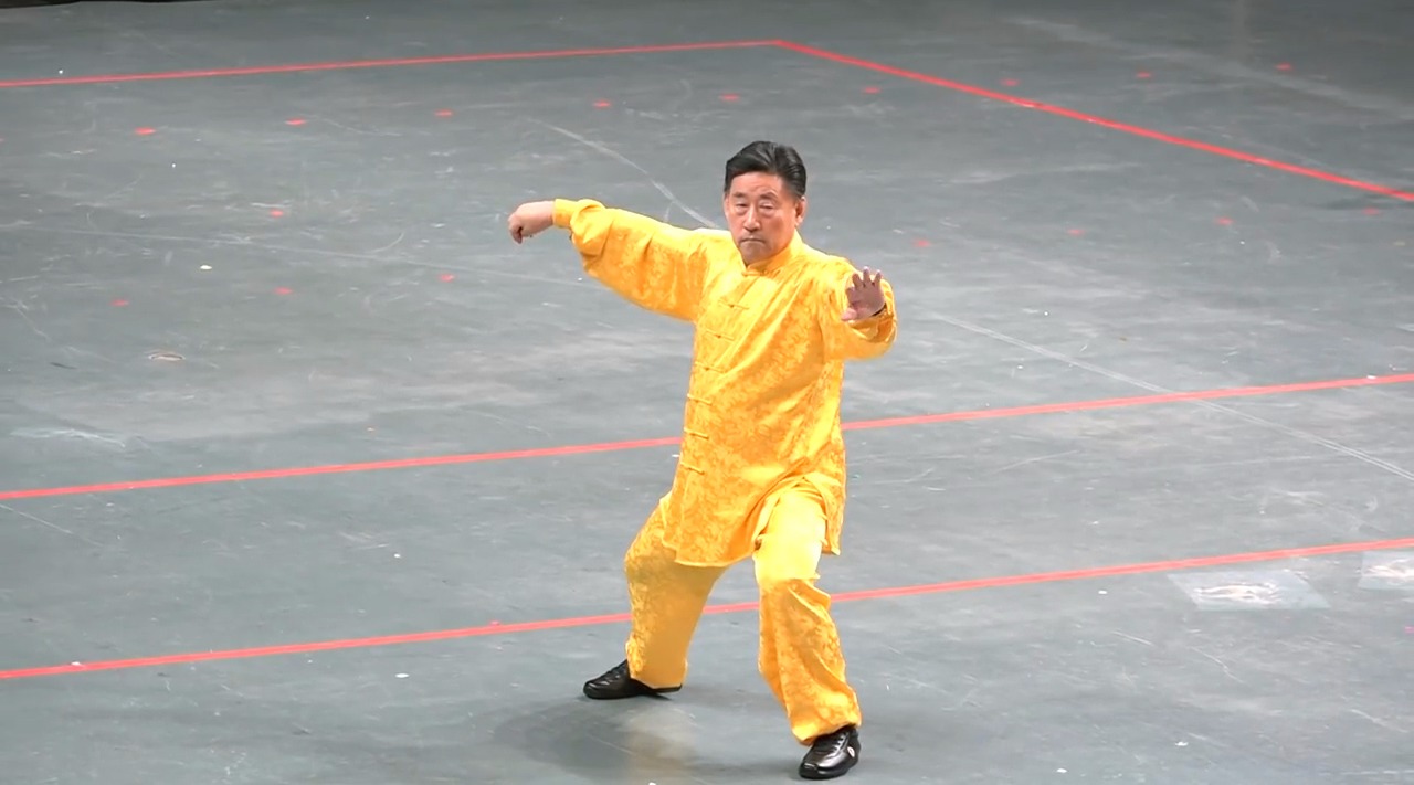 首届世界太极拳交流大会上陈小旺大师演练陈式太极拳,不愧是大师