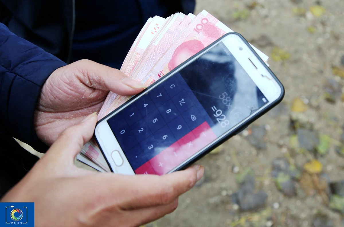 农村大爷一只羊卖了928元,羊圈里还有14头,当场收钱笑的很开心