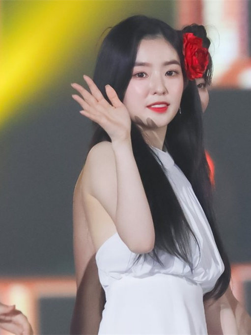 irene戴这么俗气的大红花居然好看穿小白裙露背装性感撩人