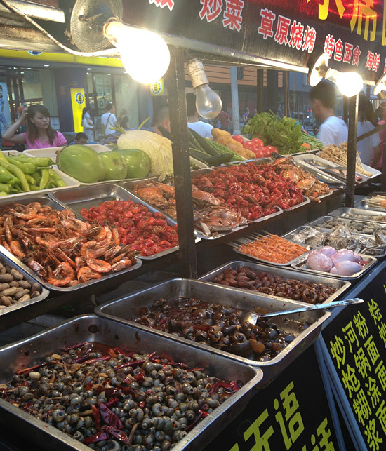 洛阳步行街,夜市上的美食图片,好吃不贵,让人看的眼花缭乱_新浪看点