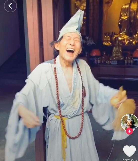 85岁高龄的游本昌跟上潮流玩抖音 再次扮演济公重温经典!