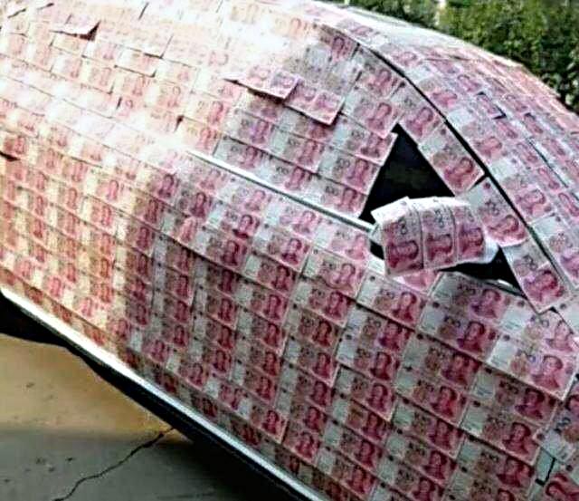 荒唐至极的炫富,车身贴满百元大钞