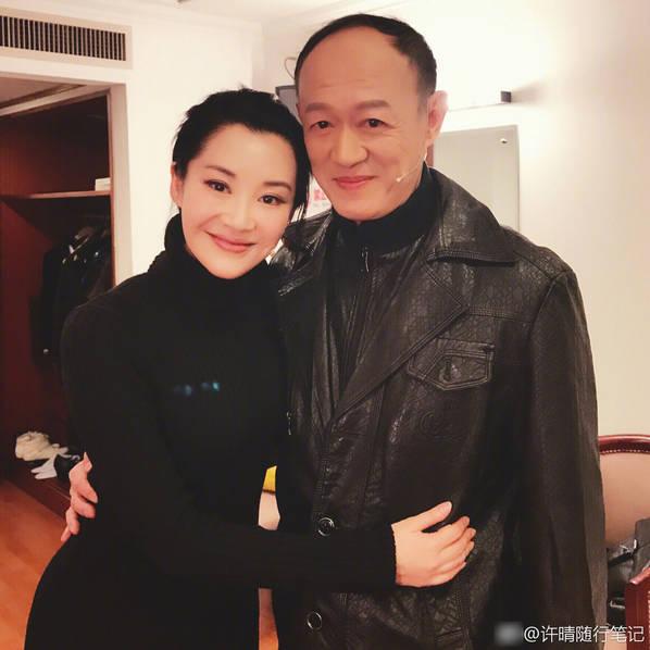 49岁许晴同框67岁金士杰 互相亲密搂腰显感情好