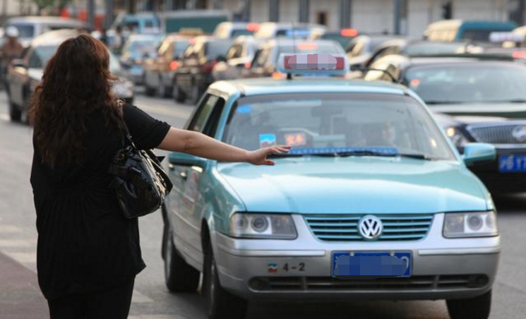 女乘客打车100公里,下车说没钱,司机报警后被告知:你是最近的