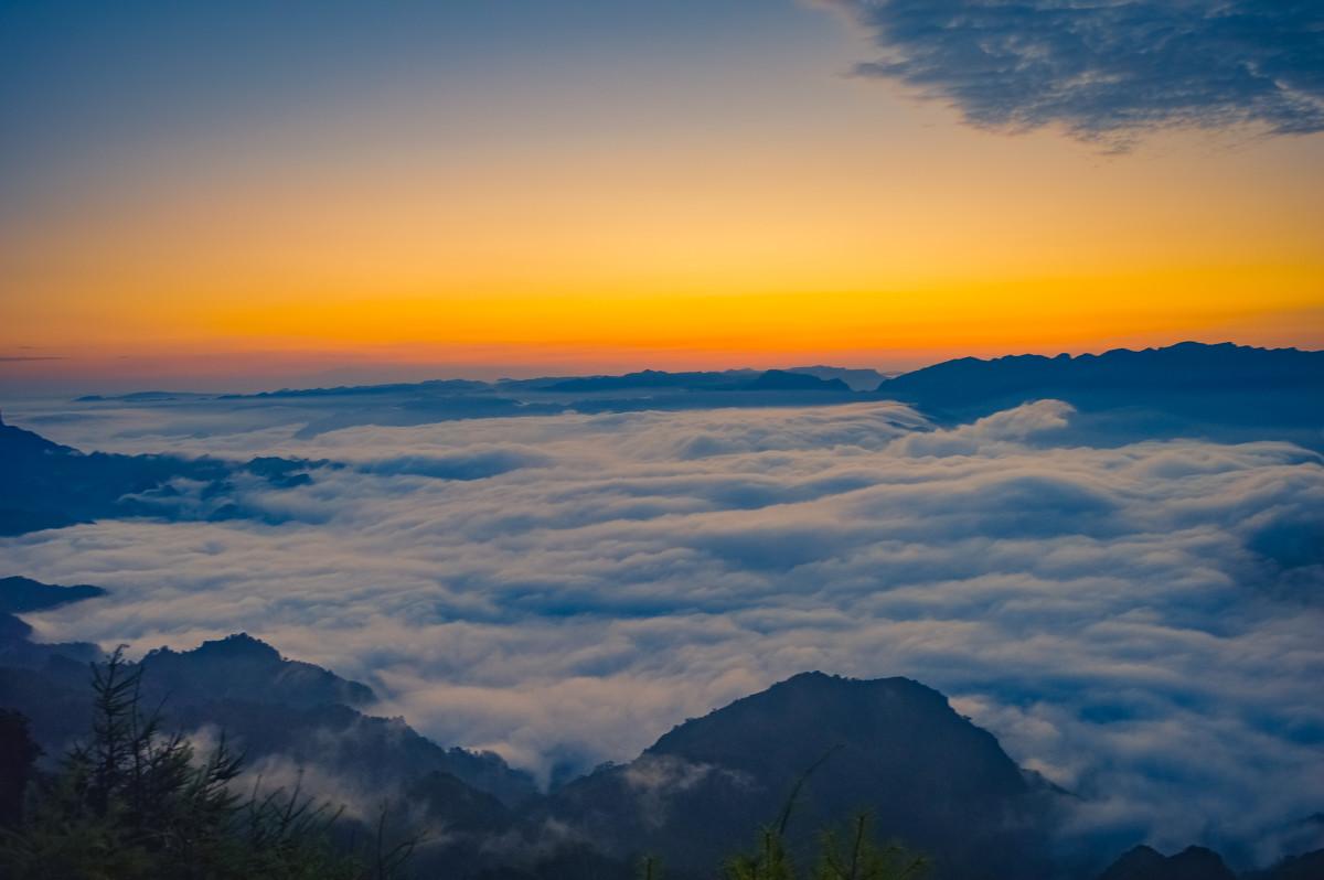 鸡鸣三省望远山揽三川云海