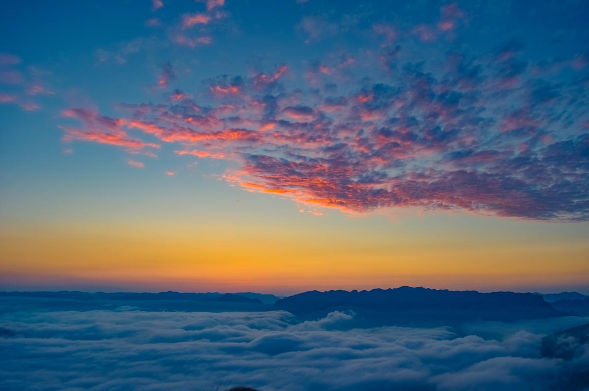 鸡鸣三省望远山揽三川云海
