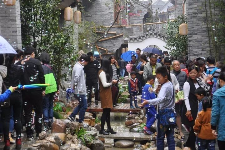 华阳老街61花溪弄景区位于洛南县城西,江南风情的街巷弄堂,精细美景