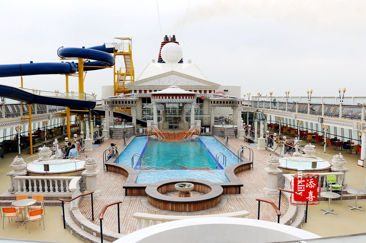 露天游泳池位于12楼船中, 水上滑梯其中一小段透明