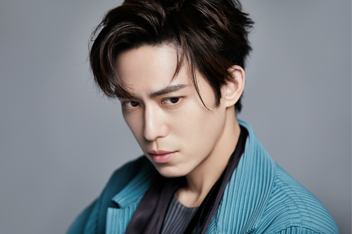 陈楚河初秋写真清爽帅气 药尘重新上线俏皮鬼马