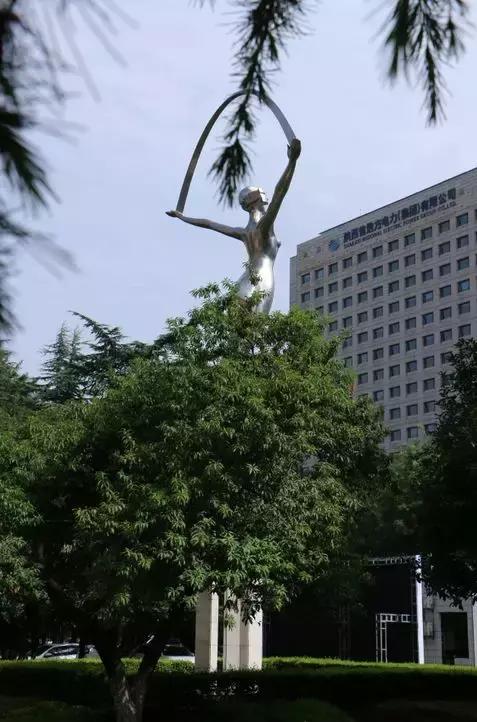 说到西安高校出名的雕塑,头一茬得说这长安大学本部的"拉面女神"!