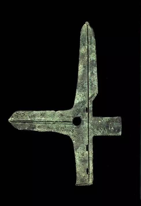 战国铜戈 周戟 戟为戈矛合体,柄前面安直刃刺敌人,旁边有横刃可以钩啄