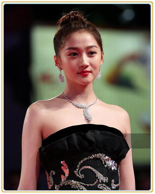 关晓彤堪称红毯泥石流!黑色礼服裙穿老20岁,我妈穿都比这好看!