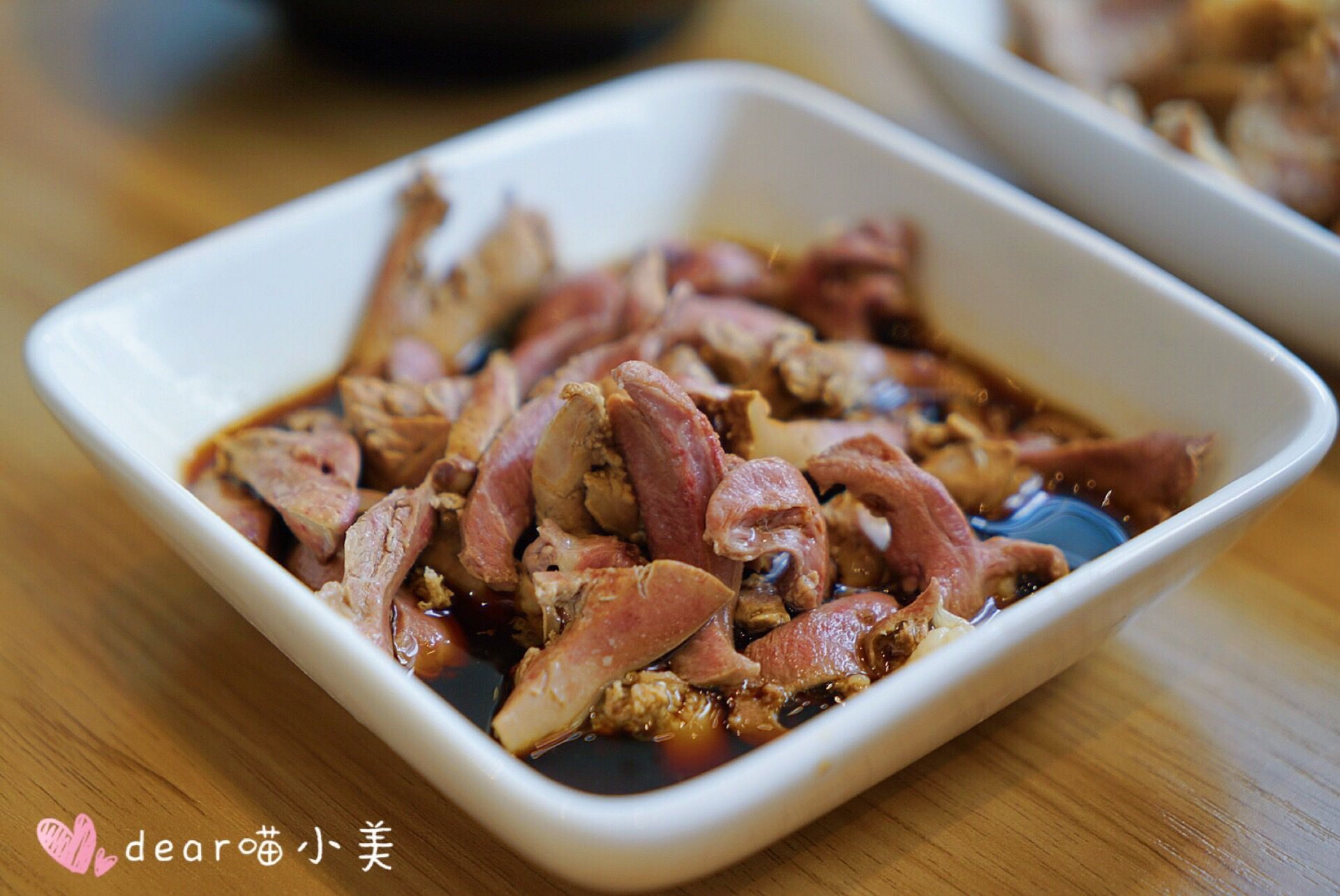 拌活肉算是最受欢迎的品类,肉质紧实不干柴,爽滑细嫩,微微涂点闽北特