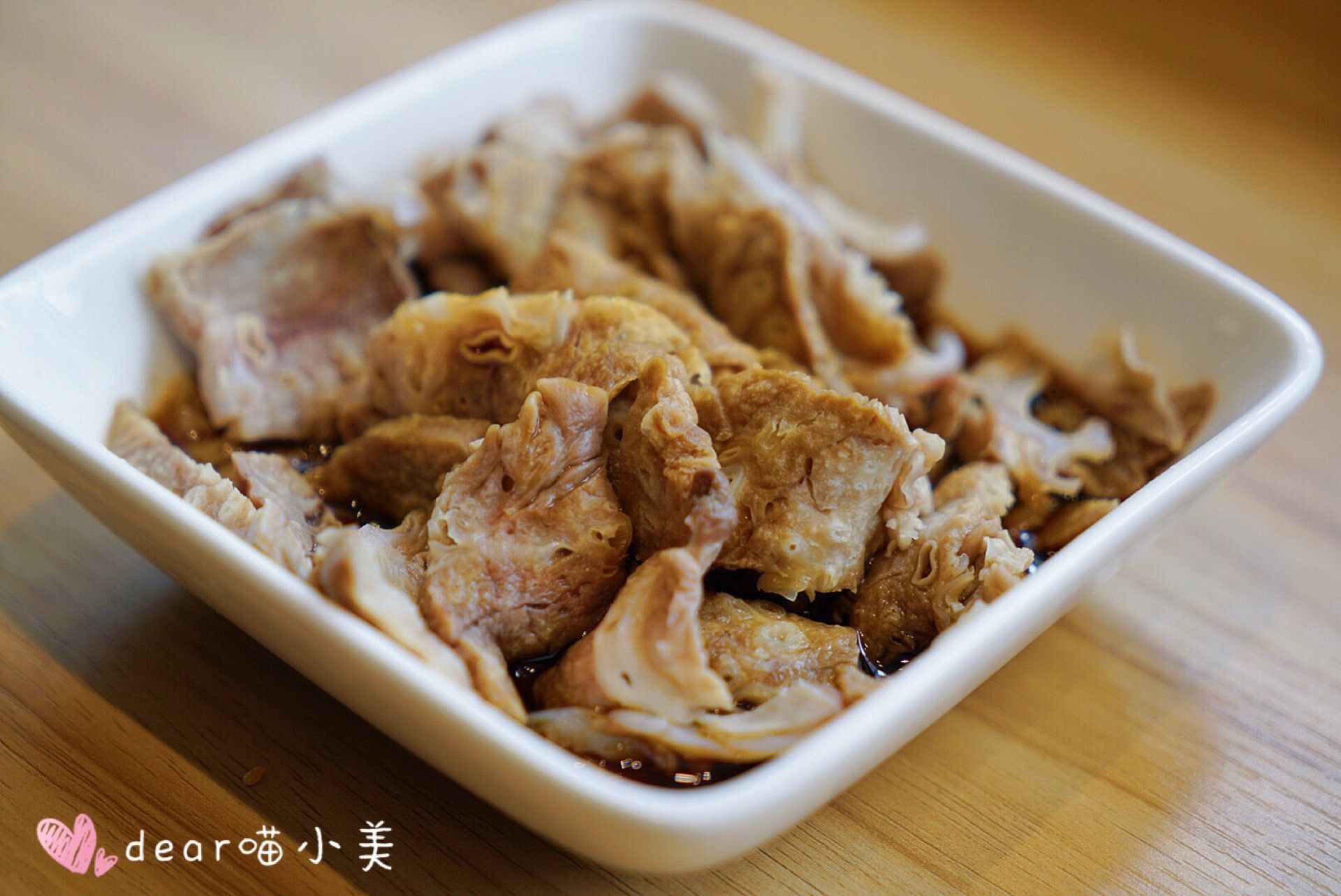 拌活肉算是最受欢迎的品类,肉质紧实不干柴,爽滑细嫩,微微涂点闽北特