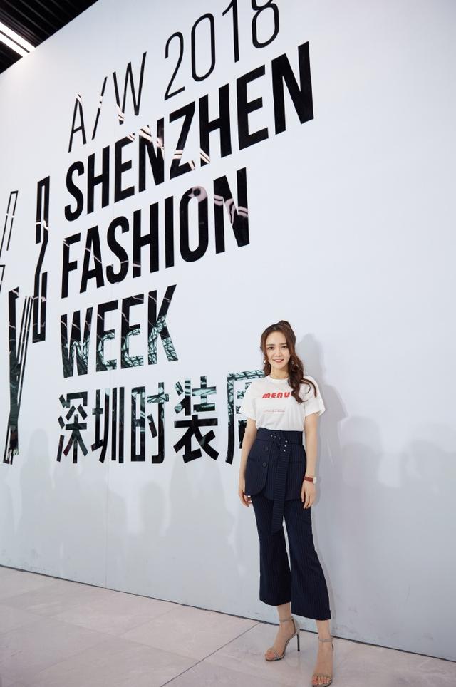 湖南卫视靳梦佳,踩着两根"筷子"就去时装周了,真怕她摔了