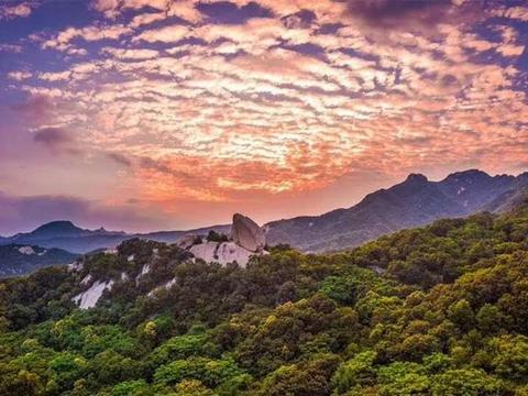 国庆节,天池山伟人卧像祥光普照,令人称奇