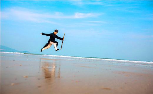 唯一懂轻功的少林武僧,苦练40年,轻松飞上天