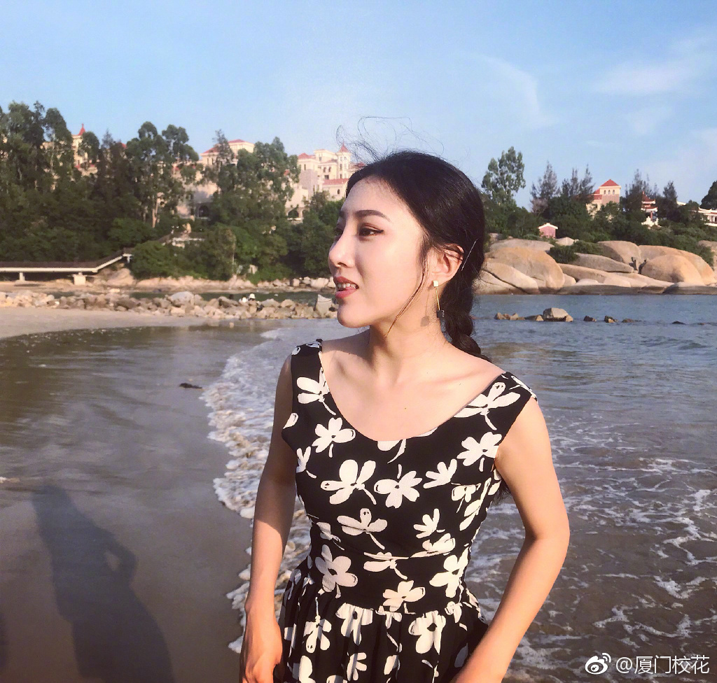 她叫刘雨萌98年就读于厦门大学法学院身高165cm双子座