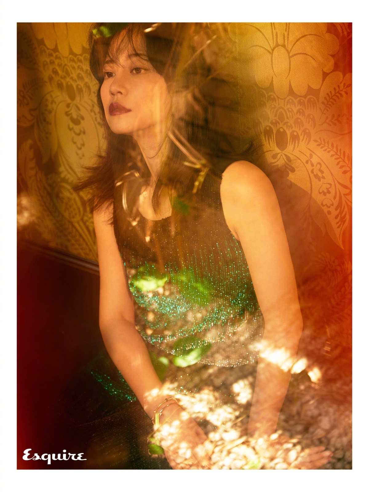 《时尚先生》8月刊,光影流转间展现古典气质.参见高贵妃