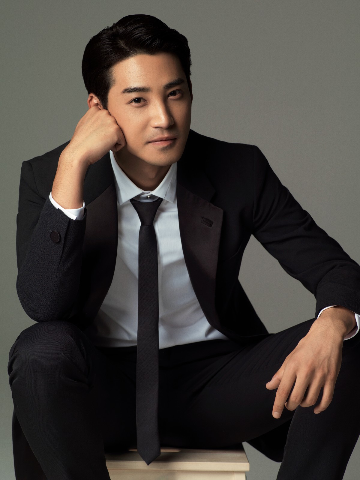 庞瀚辰商务大片上线 质感正装诠释"职男"style