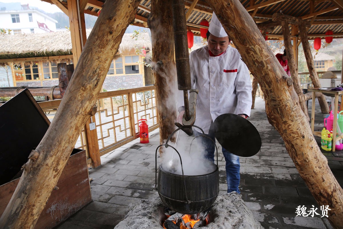 陕南原始炊具吊罐用它炖肉焖米饭那才叫香