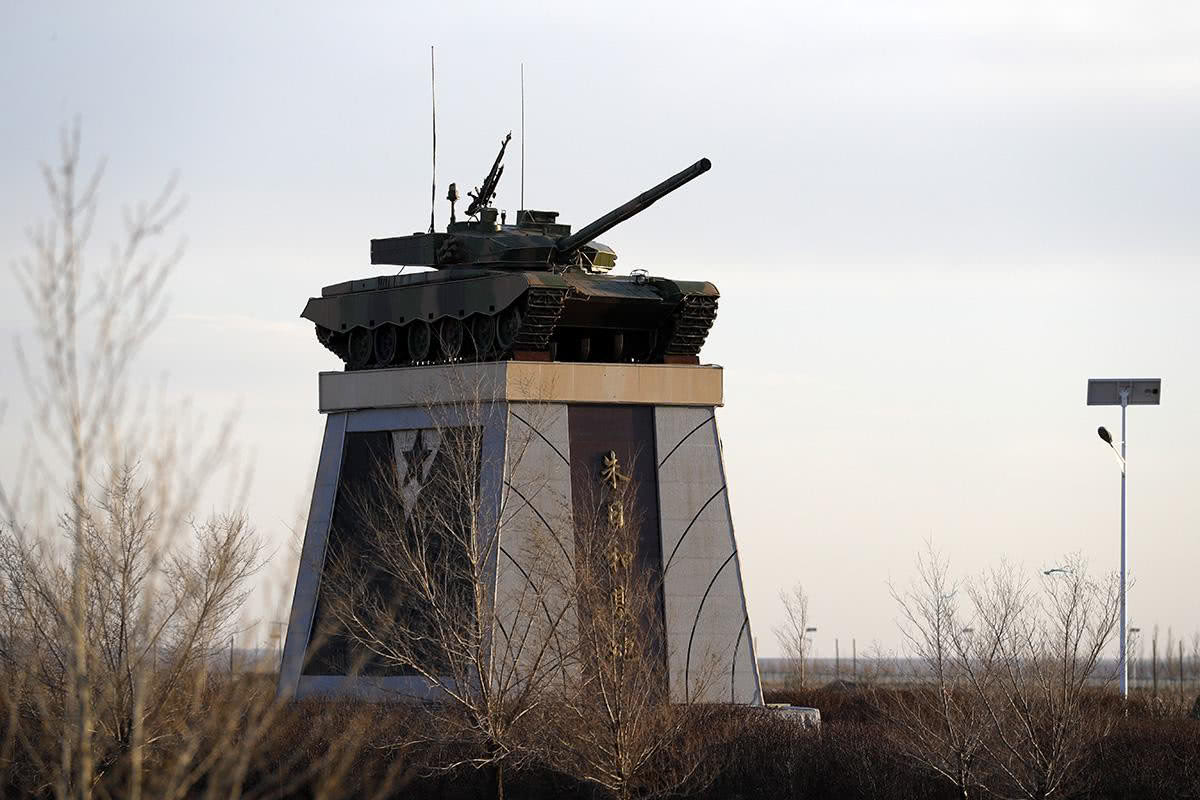 基地藏匿在大漠的心脏部位,可那里所有着我国最强,最神秘的部队