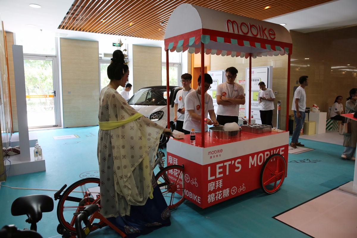 共享单车新用途踩着单车发电做出棉花糖