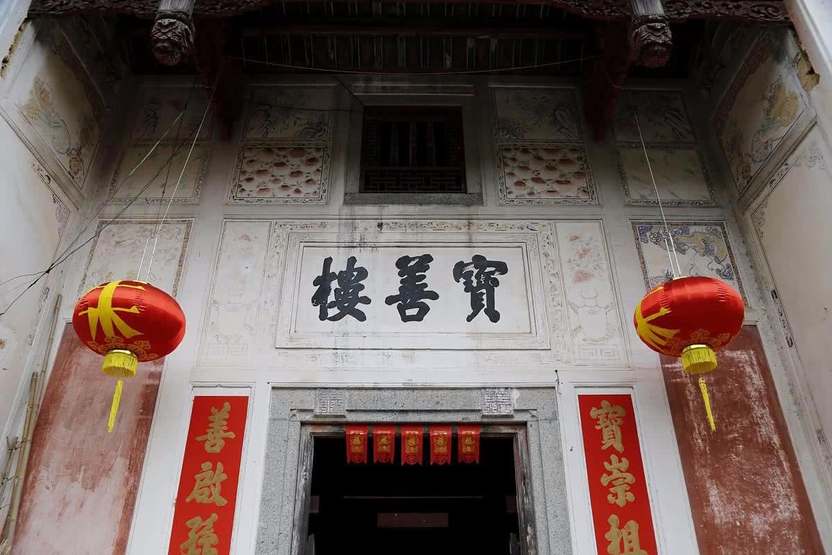 宝善楼的大门,看起来就十分气派.