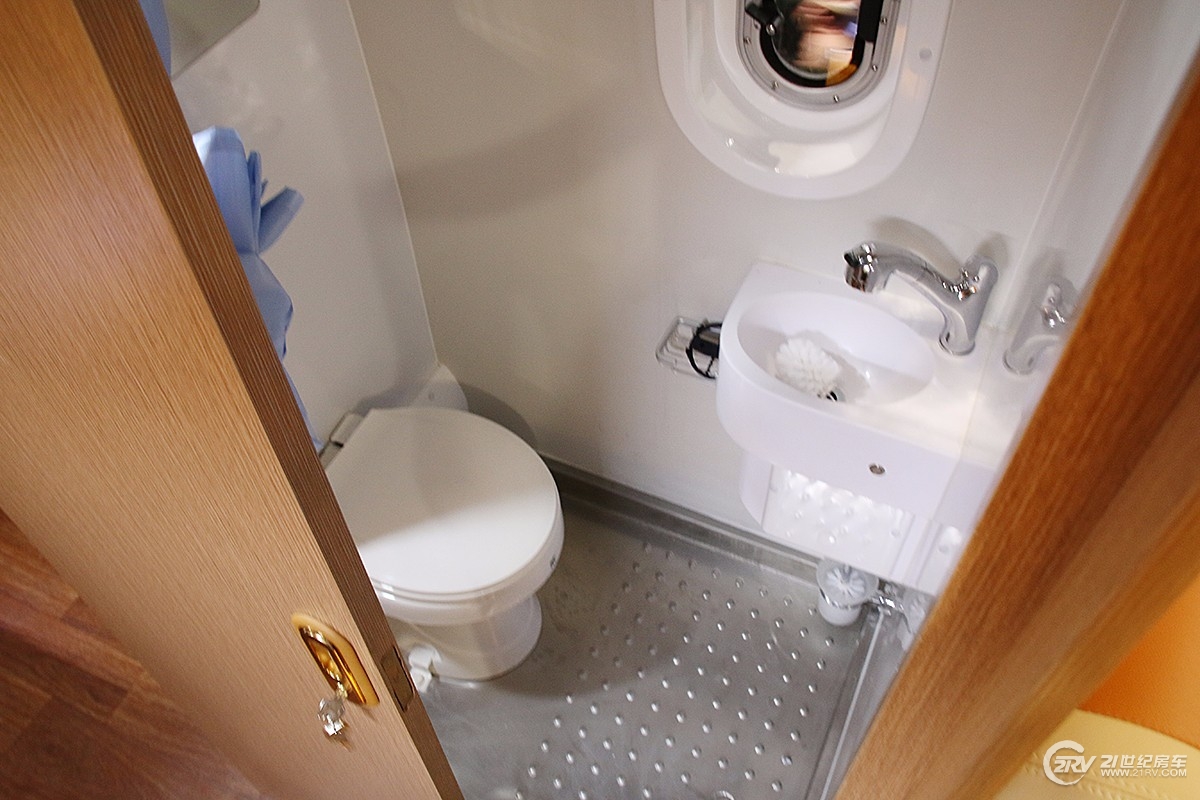 另外,细节方面,卫生间受限于b型车的空间问题,卫生间内部空间略小