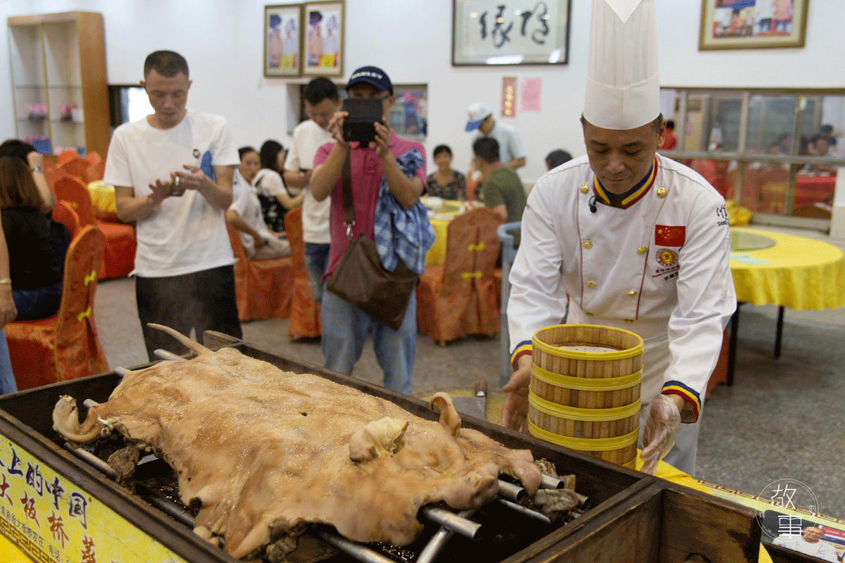 顺德这道蒸猪从舌尖开播火到现在,一千三百个座位每到周末就爆满