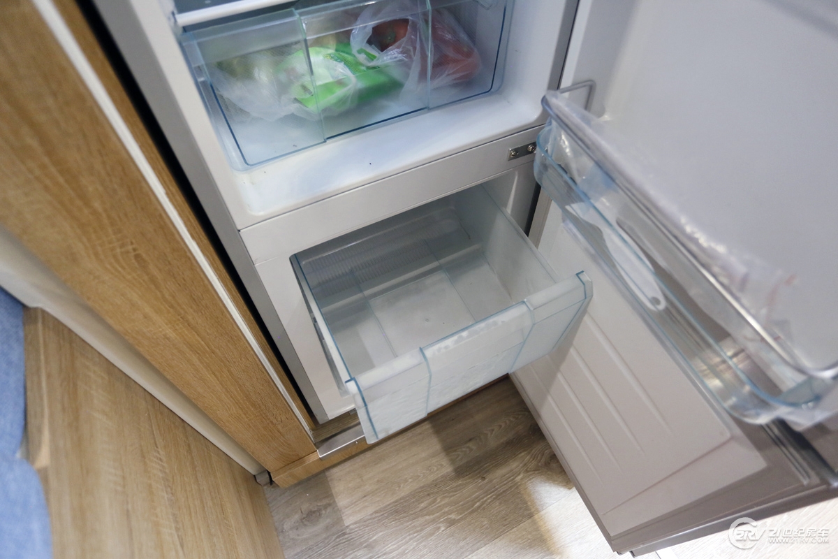 冰箱下部储物空间展示