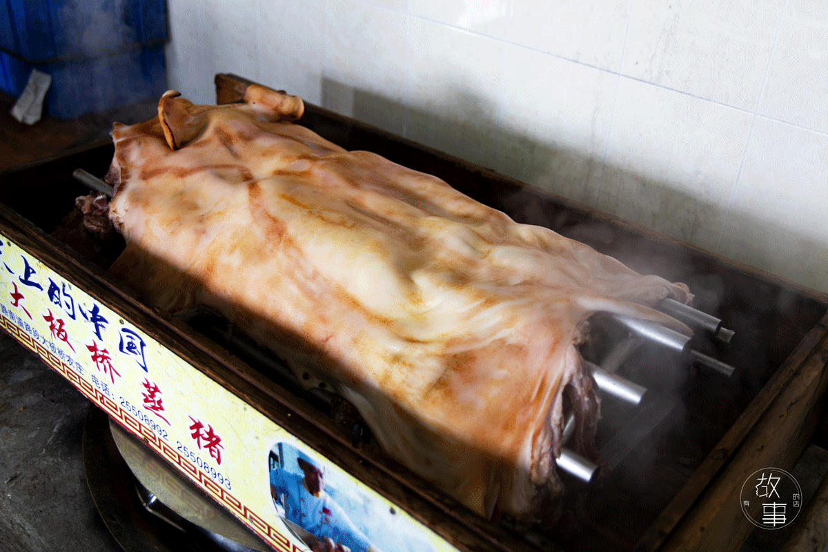 顺德这道蒸猪从舌尖开播火到现在,一千三百个座位每到周末就爆满