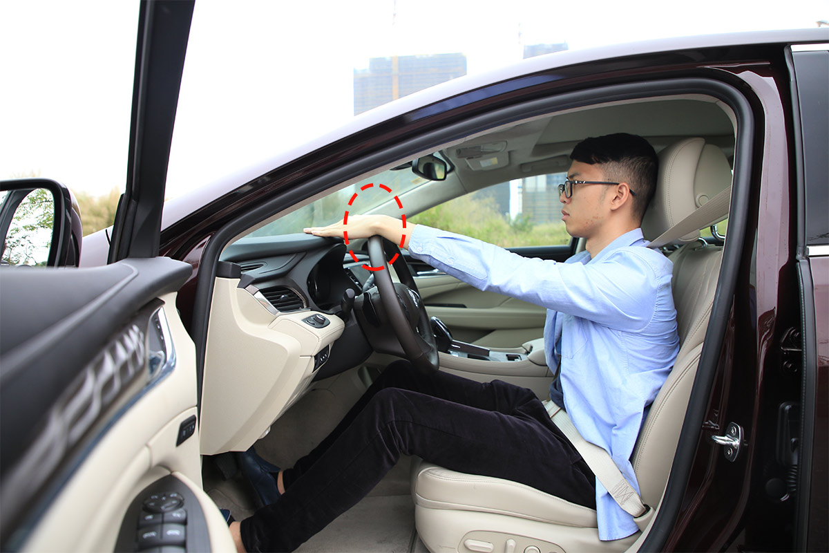 开车最基本的2个动作,驾校不教,99%的司机都做错!