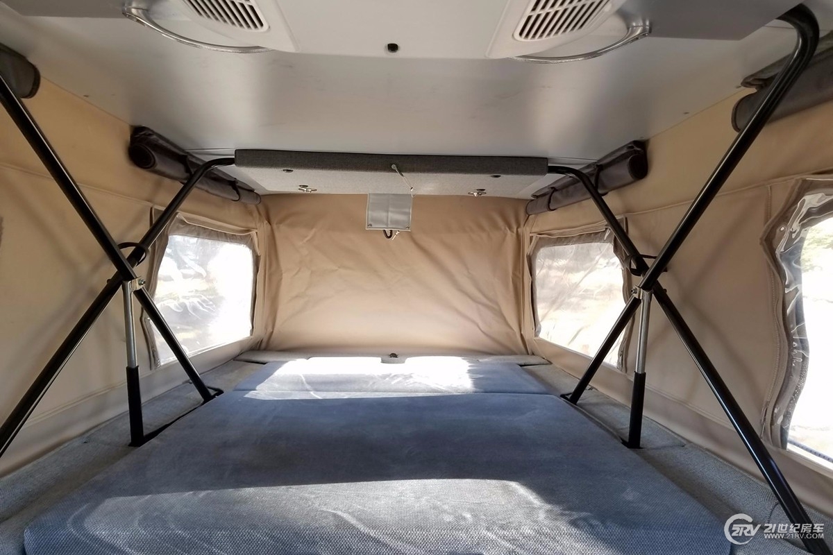 同样是升降顶房车 这款车的设计既简单又实用