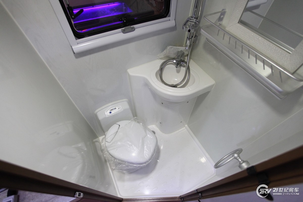 采用干湿一体式卫生间,带有赛特福德抽拉式马桶.